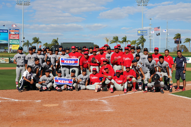 オープン戦対戦相手のPhilliesとの写真撮影