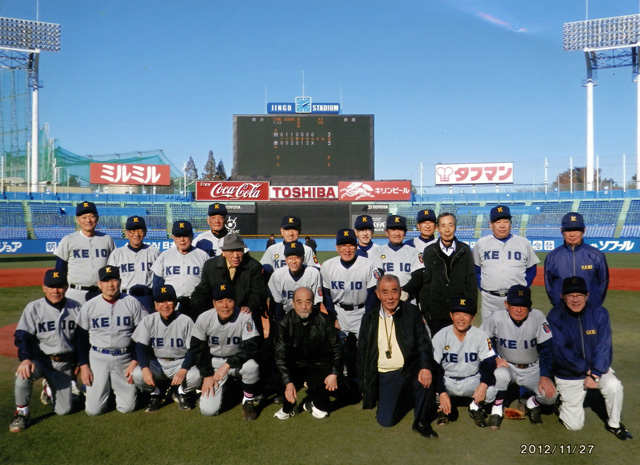 2012年11月27日  対明治戦、逆転勝ちのスコアーボードを背に参加者にて