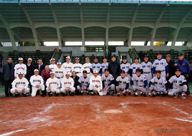 2013年11月12日  対早稲田戦　圧勝のスコアーボードをバックに慶早参加者とともに