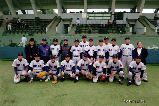 2014年11月12日  対東大戦　9-0の完封勝利後、参加者にて