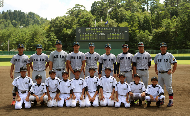 野球教室で七葉中学校の選手たちと