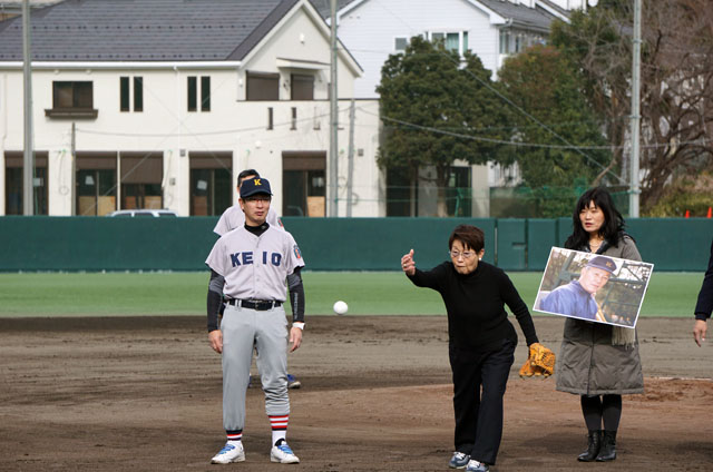 始球式で一投を投じる美也夫人