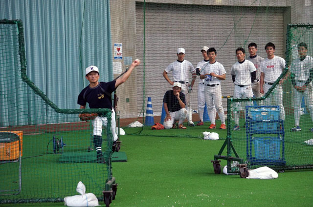 志村様による投手指導の様子