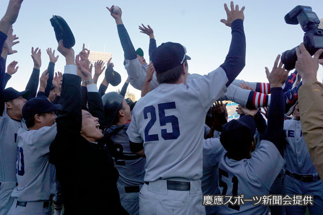 選手に胴上げされる大久保監督