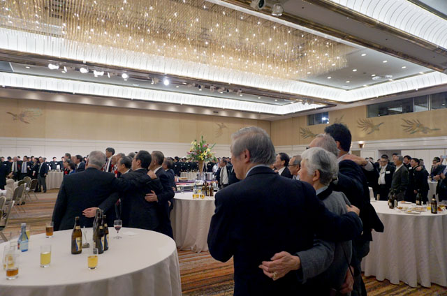 出席者一同で肩を組み若き血を歌う様子