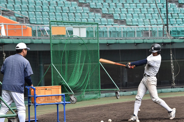 沖縄キャンプ　監督から直接指導をうける瀬戸西（2年・慶應高）