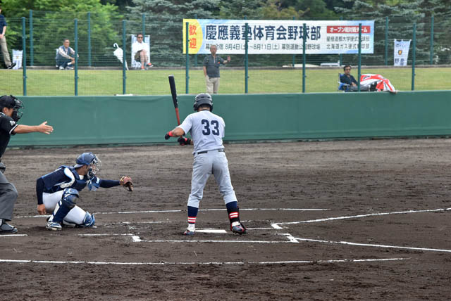 オープン戦の打席に立つ田中凌馬（商学部3年　長崎東高）