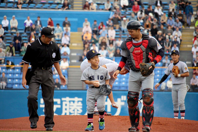 昨秋早慶1回戦での始球式に登板した岩田遼くん