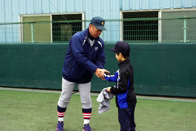 大久保監督からユニフォームを手渡される田村勇志くん