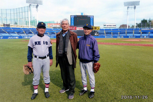 濱靖夫前監督最年長出場者左に石丸元旦、右に島田誠次郎両選手