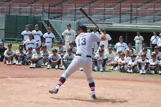 野球教室でロングティーデモンストレーションを披露する嶋田翔（環境情報学部3年　樹徳高）