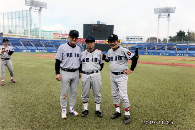 加藤太郎監督と完封勝利の立役者のバッテリー吉田正敏（右）と山下大輔（左）両選手