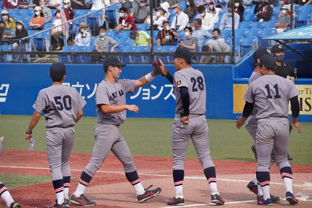 慶早1回戦に勝利して喜ぶナインの写真