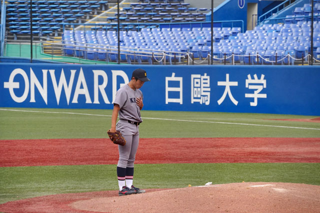 慶早1回戦で、気持ちを落ち着ける生井惇己投手の写真