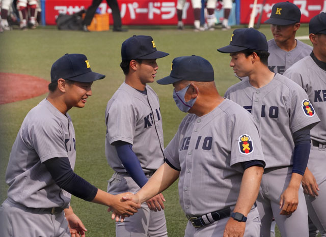 慶早1回戦に勝利して握手を交わす堀井哲也監督（右手前）と勝利投手の森田晃介投手の写真