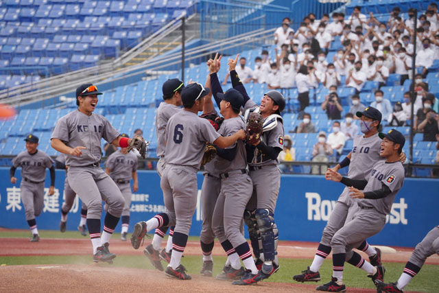 優勝を決め、マウンドに駆け寄り、喜ぶナイン写真