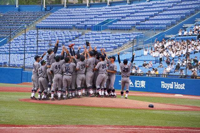 優勝を決め、マウンドに駆け寄って喜ぶナイン写真