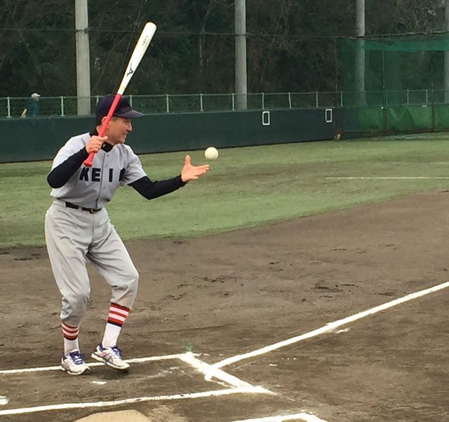 「前田元監督追悼試合」の試合前にノックをする綿田さん