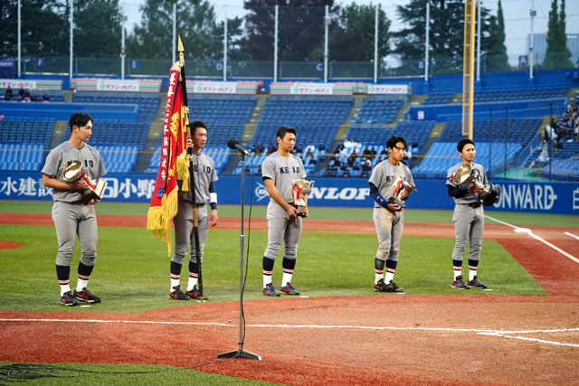 表彰式に臨む選手たち。（左から）正木智也副主将、上田寛太副主将、森田晃介投手、渡部遼人外野手、米倉孝太郎学生コーチの写真