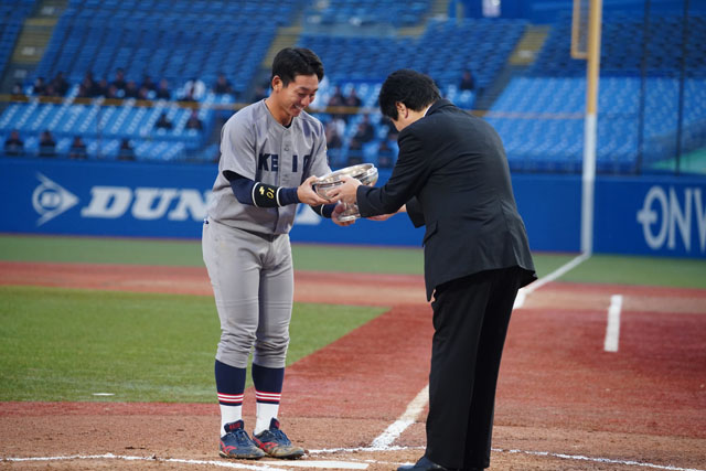 天皇杯を手にする福井章吾主将の写真