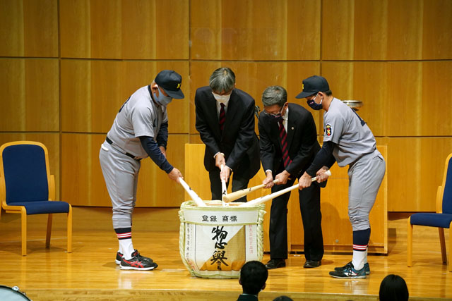 鏡割りの様子（左から堀井監督、伊藤塾長、岡部長、福井主将）の写真