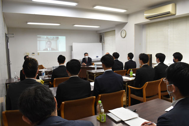 三田倶楽部入会セレモニーで挨拶に耳を傾ける新三田倶楽部員