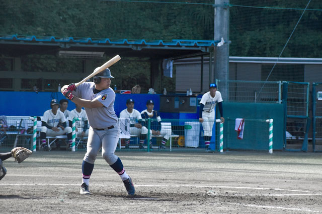 國學院大戦で先制となる適時二塁打を放った上江洲礼記