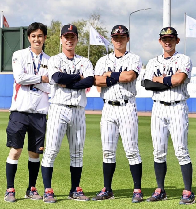 （左から）服部昂祐主務、橋本達弥投手、廣瀬隆太内野手、萩尾匡也外野手