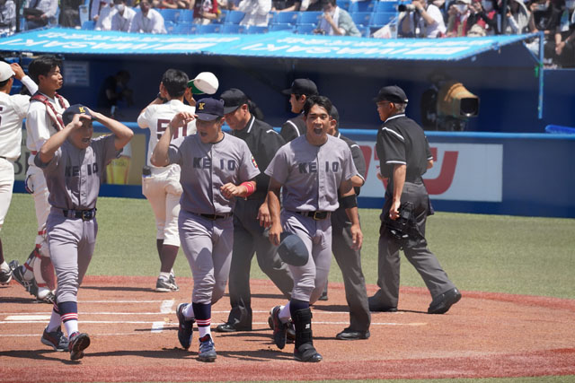 早大に連勝し、勝ち点を挙げてスタンドへの挨拶に向かう下山悠介主将ら