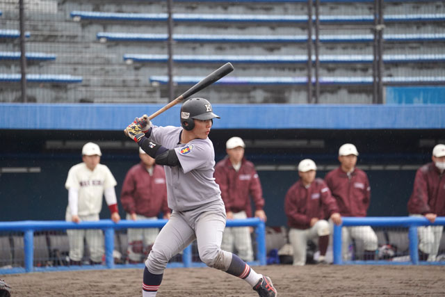 早稲田大戦で先制となる適時二塁打を放った本間颯太朗