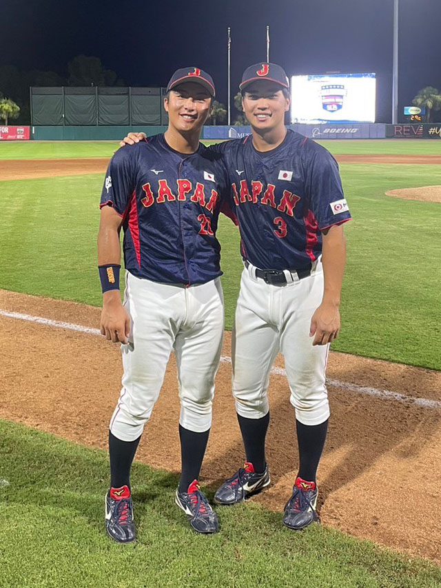 日米大学野球選手権に参加した廣瀬隆太内野手（右）と宮崎恭輔捕手