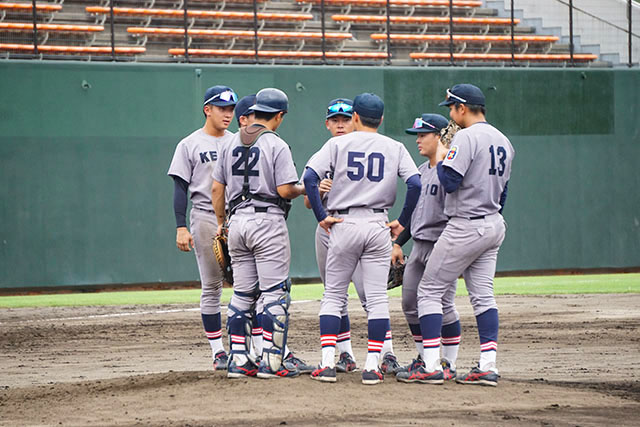 試合中、近藤学生コーチの元に集合する選手たち