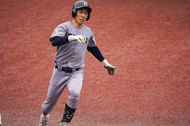 法政大学戦でタイムリースリーベースを放つ内田