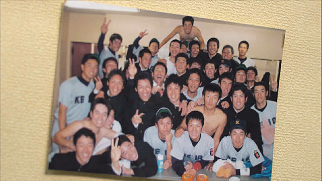 大学では4年間、リーグ戦は未出場。神宮球場で唯一のプレーとなった2年生の秋の新人戦後に撮った集合写真