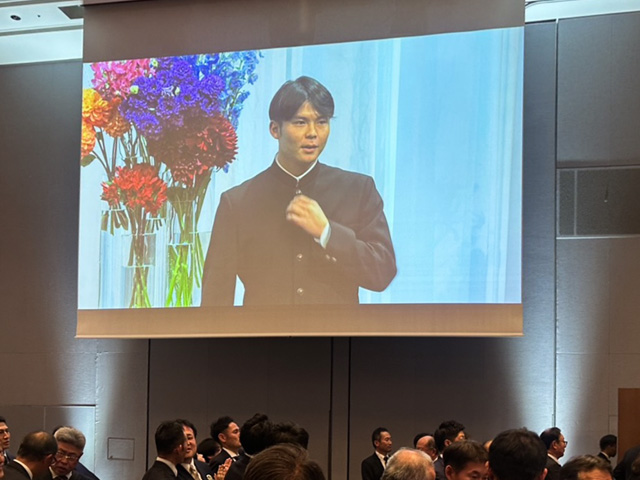 卒業後の抱負を語る外丸東眞前主将の写真