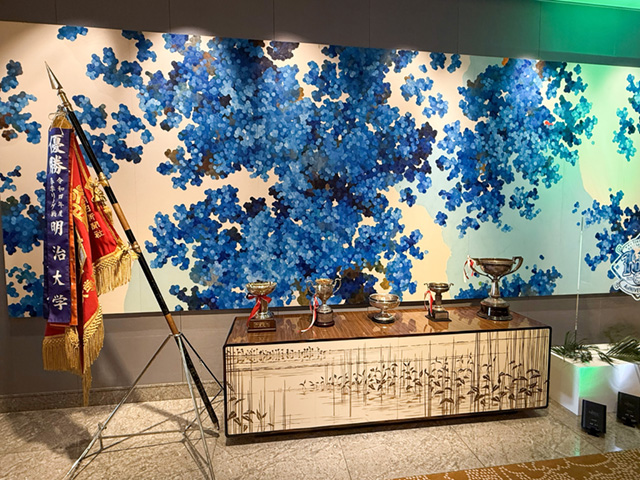 会場に展示された賜盃や優勝旗の写真