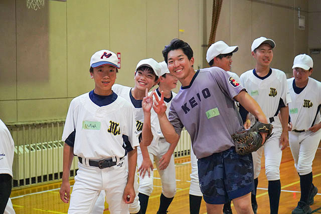 幕別町での野球教室　村岡龍(3年・慶應)JPG