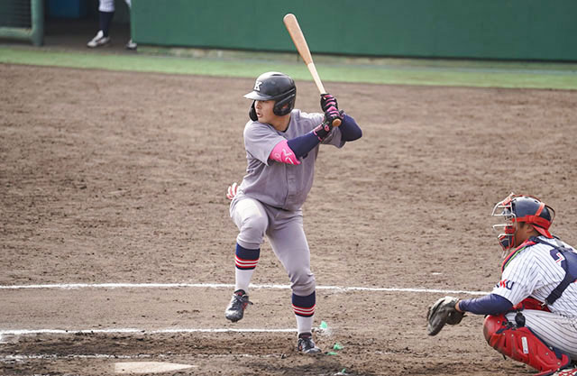 チャンスで一本を放った大村昊澄の写真