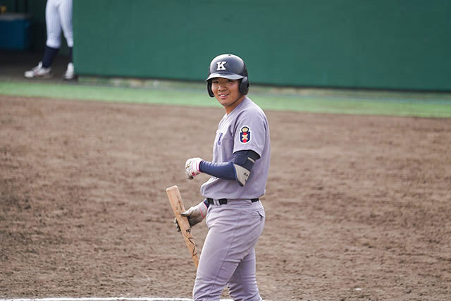 代打で勝負強い一打を見せた安達英輝の写真