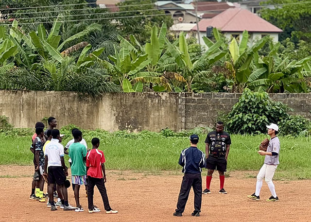 守備の指導をする野球部員の写真