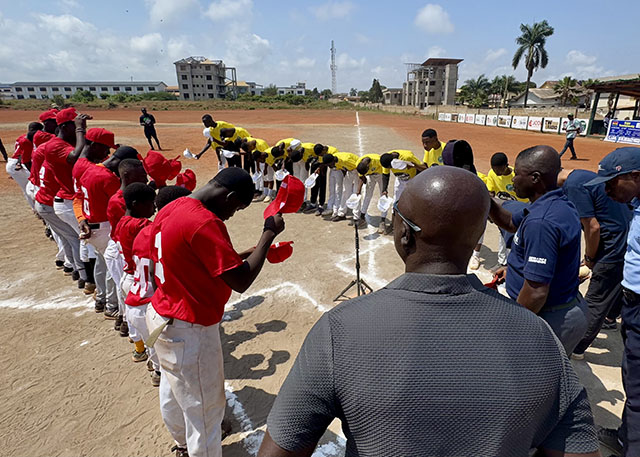 甲子園大会本番、整列・挨拶！の写真