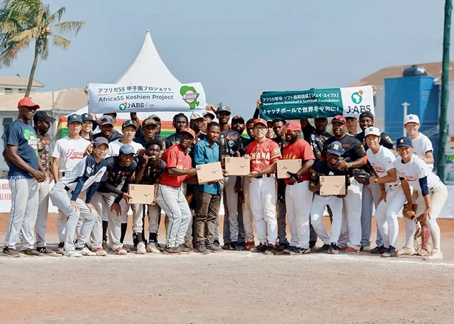 ガーナ野球連盟のコーチ陣と共にの写真