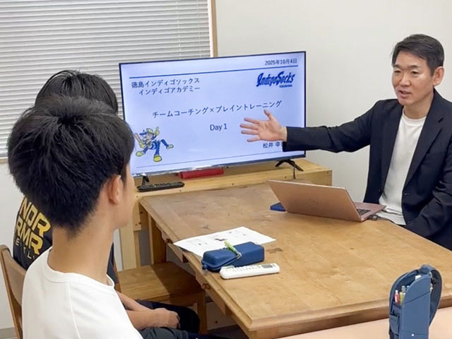 独立リーグ野球アカデミーでコーチング指導をする松井幸喜さん（右）の写真