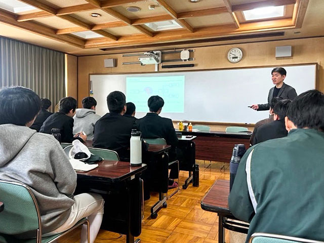 母校の長良高の野球部員のコーチングをする松井幸喜さん（右奥）の写真