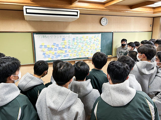 コーチングの一環でグラウンドルールを確認する長良高野球部員たちの写真
