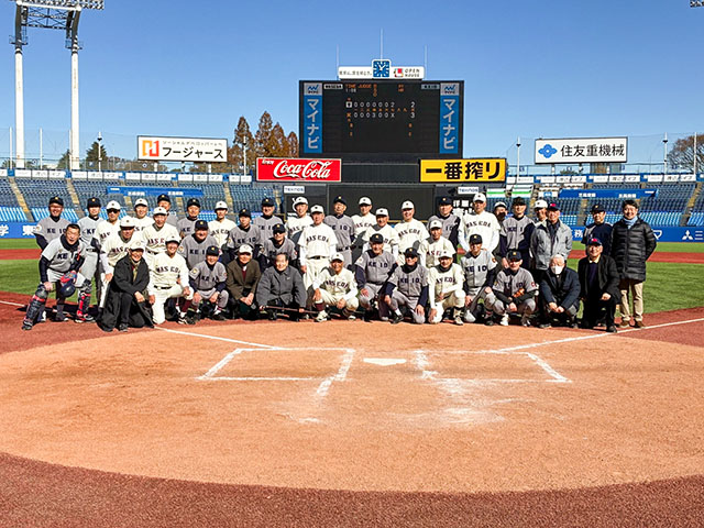 慶早戦で対戦した両校の参加者たちの写真