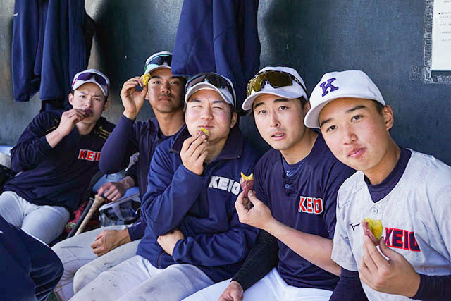 鹿児島県の名産さつまいもを頬張る選手らの写真