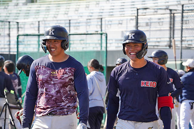 楽しげな姿を見せる選手らの写真