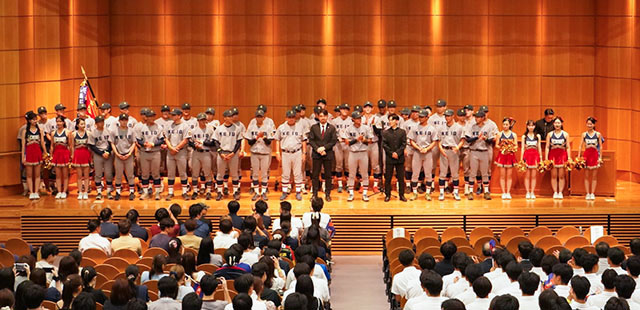 優勝祝賀会に臨むV戦士たちの写真