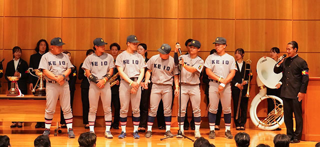 優勝祝賀会でインタビューに答える（左から）堀井哲也監督、今津慶介、渡辺和大、小原大和、林純司、中塚遥翔の写真